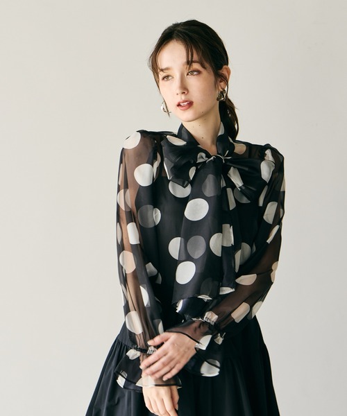 Audie a Muses(オーディアミューズ)の「ドットプリントボウタイ付きブラウス(シャツ/ブラウス・レディース・ブラック・42/38)」の3枚目の写真