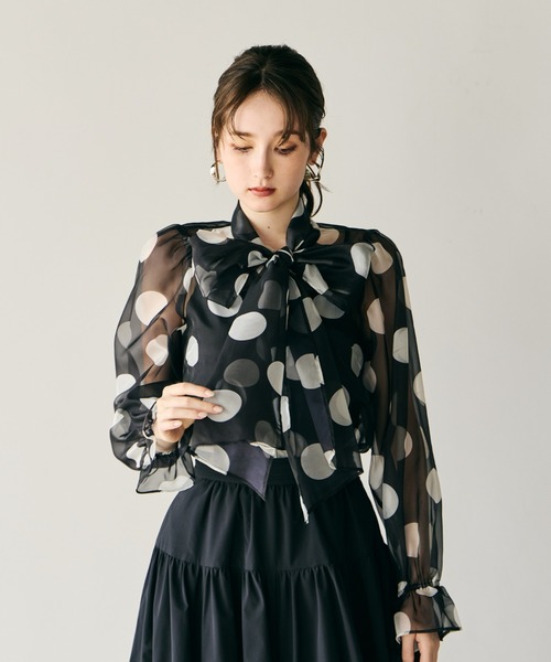 Audie a Muses(オーディアミューズ)の「ドットプリントボウタイ付きブラウス(シャツ/ブラウス・レディース・ブラック・42/38)」の4枚目の写真