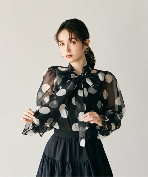 Audie a Muses(オーディアミューズ)の「ドットプリントボウタイ付きブラウス(シャツ/ブラウス・レディース・ブラック・42/38)」の5枚目の写真