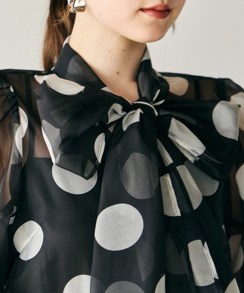 Audie a Muses(オーディアミューズ)の「ドットプリントボウタイ付きブラウス(シャツ/ブラウス・レディース・ブラック・42/38)」の7枚目の写真