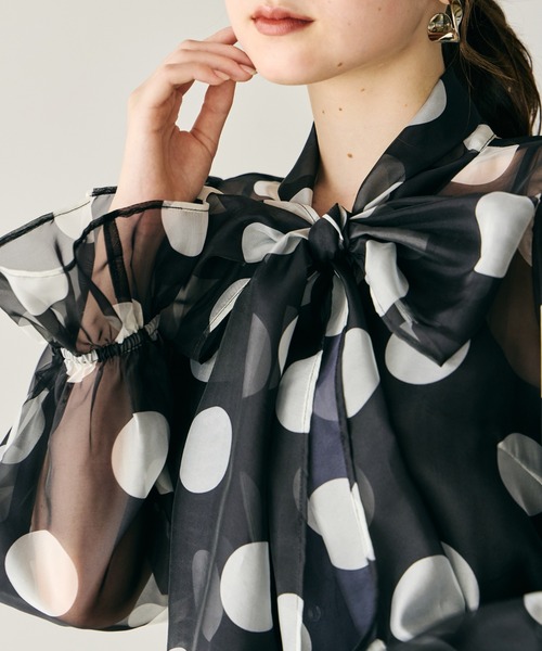 Audie a Muses(オーディアミューズ)の「ドットプリントボウタイ付きブラウス(シャツ/ブラウス・レディース・ブラック・42/38)」の9枚目の写真