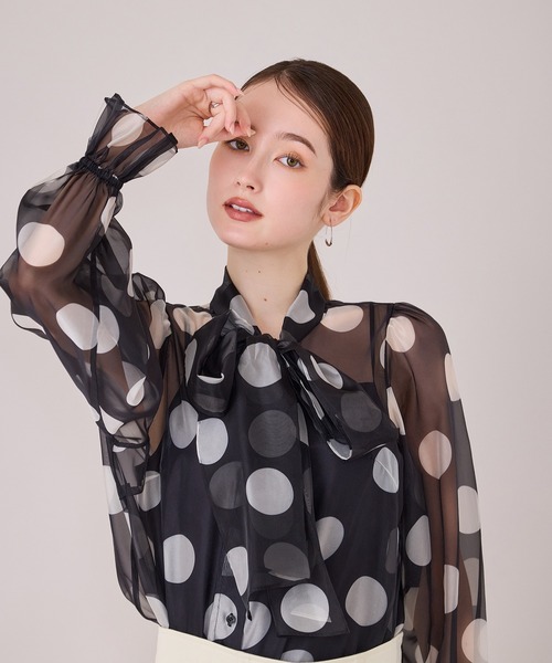 Audie a Muses(オーディアミューズ)の「ドットプリントボウタイ付きブラウス(シャツ/ブラウス・レディース・ブラック・42/38)」の18枚目の写真