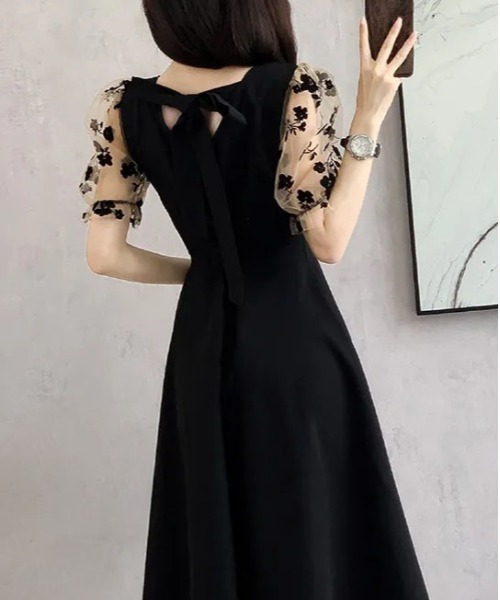 &soiree(アンドソワレ)の「花柄シアーフロッキー切り替えワンピース(ワンピース・レディース・ブラック・MEDIUM/LARGE/X-LARGE)」の4枚目の写真
