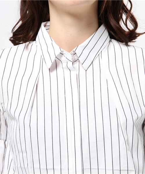 MURUA(ムルーア)の「タックスリーブ2WAYシャツ(シャツ/ブラウス・レディース・ホワイト/マルチ・FREE)」の6枚目の写真