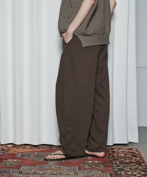 OFROOM（オフルーム）の「Sweat Like Curve Pants｜スウェットライクカーブパンツ（スウェットパンツ・レディース・ブラック/ベージュ/ネイビー/ブラウン/アイボリー・FREE）」の8枚目の写真