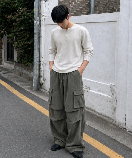 MOZMOZ（モズモズ）の「コーデュロイ HB ウォーム パラシュートワイドパンツ カーキ（その他パンツ・レディース・カーキ・3/LARGE/X-LARGE）」の3枚目の写真