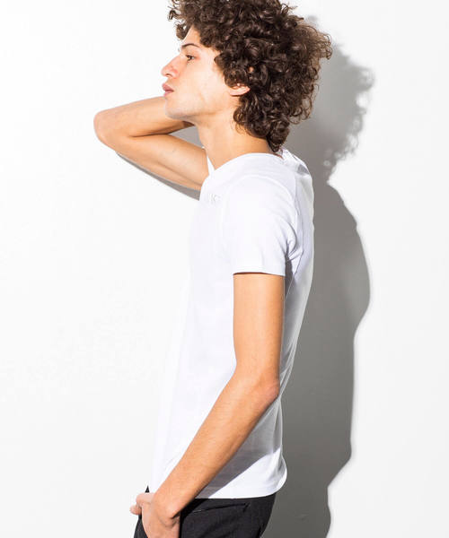 AKM Contemporary（エイケイエムコンテンポラリー）の「AKM Contemporary(エイケイエムコンテンポラリー)ラインストーンロゴVネックTシャツ（Tシャツ/カットソー・メンズ・ホワイト/ブラック/ネイビー・LARGE/MEDIUM/X-LARGE/SMALL）」の4枚目の写真