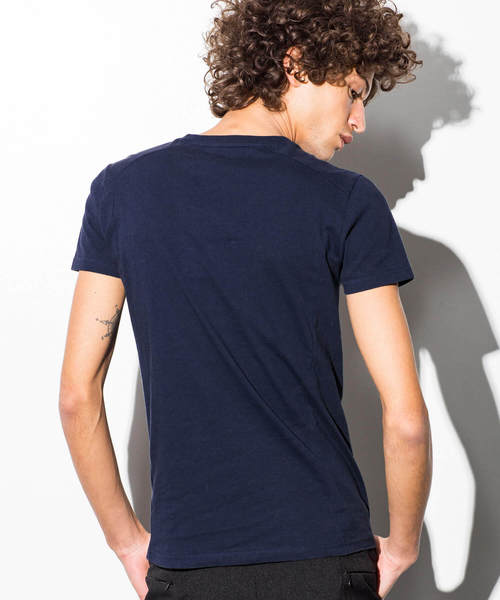 AKM Contemporary（エイケイエムコンテンポラリー）の「AKM Contemporary(エイケイエムコンテンポラリー)ラインストーンロゴVネックTシャツ（Tシャツ/カットソー・メンズ・ホワイト/ブラック/ネイビー・LARGE/MEDIUM/X-LARGE/SMALL）」の6枚目の写真