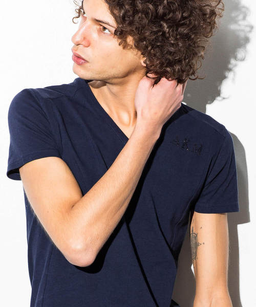 AKM Contemporary（エイケイエムコンテンポラリー）の「AKM Contemporary(エイケイエムコンテンポラリー)ラインストーンロゴVネックTシャツ（Tシャツ/カットソー・メンズ・ホワイト/ブラック/ネイビー・LARGE/MEDIUM/X-LARGE/SMALL）」の8枚目の写真