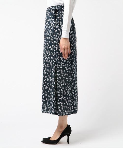 COMME CA ISM(コムサイズム)の「〔ONIGIRI〕花柄プリント楊柳シフォン ワイドパンツ(その他パンツ・レディース・ホワイト/ネイビー・LARGE/MEDIUM/SMALL)」の3枚目の写真