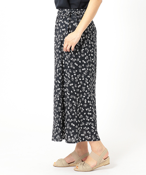 COMME CA ISM(コムサイズム)の「〔ONIGIRI〕花柄プリント楊柳シフォン ワイドパンツ(その他パンツ・レディース・ホワイト/ネイビー・LARGE/MEDIUM/SMALL)」の5枚目の写真