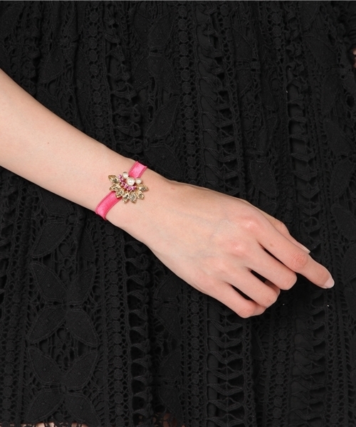 ODETTE E ODILE（オデットエオディール）の「クレデュ クレ/CC フラワービジューBR&ゴム（ブレスレット・レディース・グレー/ピンク/ケリー・フリー）」の4枚目の写真