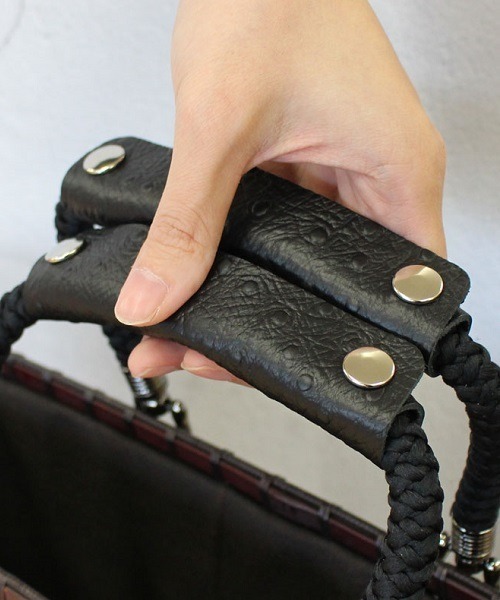 PARKS TOKYO SELECT（パークストウキョウセレクト）の「【luminio/ルミニーオ】（KST）ハンドルカバー・Lサイズ（ハンドバッグ・メンズ・ダークブラウン/ブラック系その他3/ベージュ系その他2/ブルー系その他2/ブラウン/ブラック系その他4/ベージュ系その他3/レッド系その他2/ブラック系その他/ブラック系その他5/ベージュ系その他4/レッド系その他4/ブラック系その他2/ブラウン系その他7/グリーン系その他6/ブルー系その他/ブラウン系その他4/グリーン系その他4/ベージュ系その他/ブラウン系その他3/ベージュ系その他6/レッド系その他6/ブラウン系その他/ブラック系その他6/ベージュ系その他5/レッド系その他5/レッド系その他/ブラウン系その他5/グリーン系その他5/ブルー系その他3/ブラウン系その他6/レッド系その他3/ブラウン系その他2/グレー系その他/グレー系その他3/グレー系その他2・LARGE）」の6枚目の写真