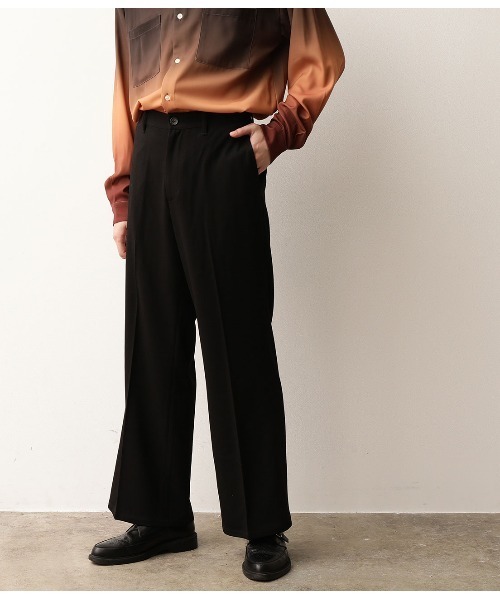 JUNRED(ジュンレッド)の「テクスチャーTRワイドフレアパンツ(スラックス・メンズ・ブラック/ダークブラウン・L/S/M)」の4枚目の写真