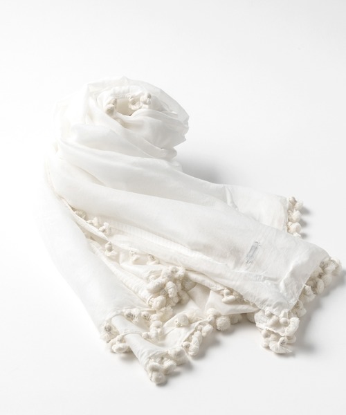 OMNES（オムネス）の「シルクボンボンストール（ストール/ショール・レディース・ライトグレー/ホワイト系その他/ネイビー/ベージュ/ミント・FREE）」の2枚目の写真