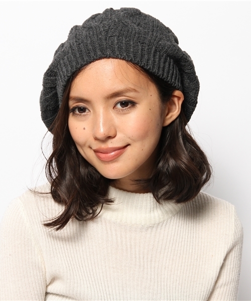 ONSPOTZ(オンスポッツ)の「NEW YORK HAT CABLE BERET(ハンチング/ベレー帽・レディース・チャコール/ナチュラル・FREE)」の4枚目の写真
