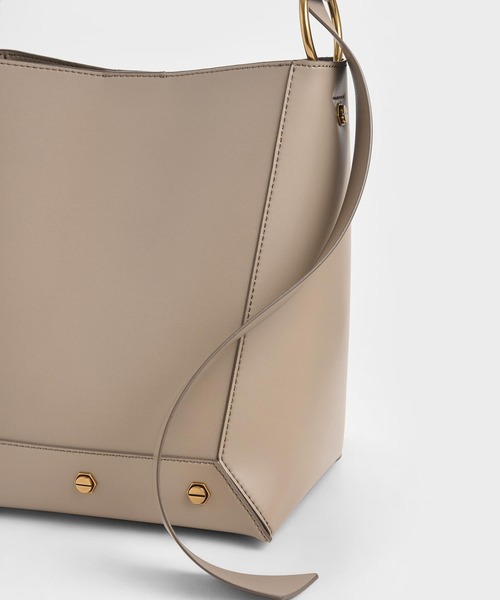 CHARLES & KEITH（チャールズ & キース）の「スタッズ トート