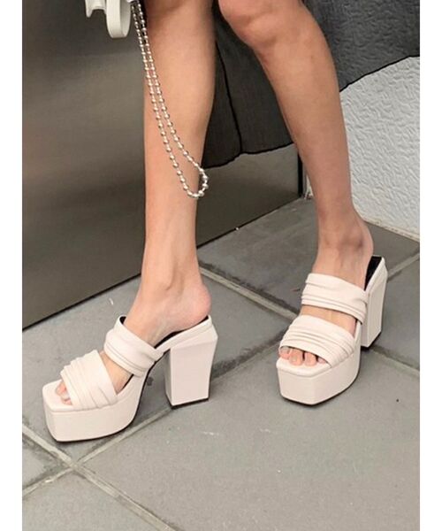 EMODA（エモダ）の「ワイドギャザーハイヒール（サンダル・レディース・アイボリー/グレー/ブラック・SMALL/MEDIUM/LARGE）」の2枚目の写真