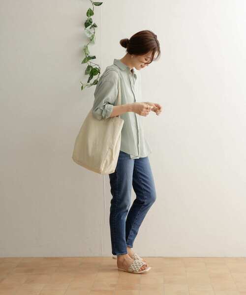 URBAN RESEARCH DOORS（アーバンリサーチドアーズ）の「ストレッチテーパードデニム（デニムパンツ・レディース・インディゴブルー/ブラック・36/38）」の22枚目の写真