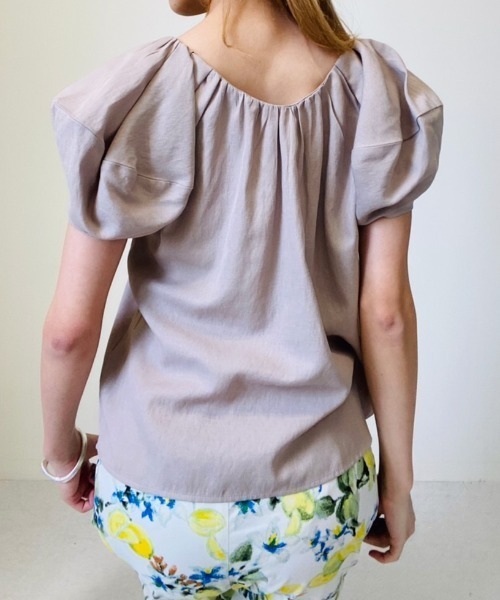 TEVALT(ヴァレット)の「バルーンスリーブブラウス(Tシャツ/カットソー・レディース・レッド/グリーン/ベージュ/ブラック・38)」の7枚目の写真