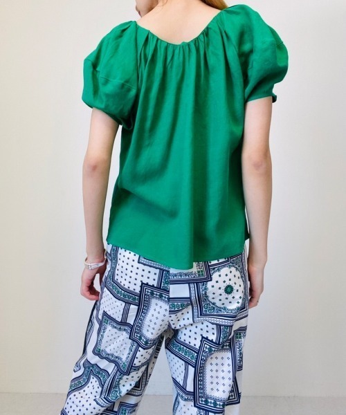 TEVALT(ヴァレット)の「バルーンスリーブブラウス(Tシャツ/カットソー・レディース・レッド/グリーン/ベージュ/ブラック・38)」の18枚目の写真
