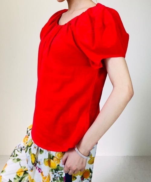 TEVALT(ヴァレット)の「バルーンスリーブブラウス(Tシャツ/カットソー・レディース・レッド/グリーン/ベージュ/ブラック・38)」の14枚目の写真