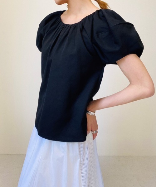 TEVALT(ヴァレット)の「バルーンスリーブブラウス(Tシャツ/カットソー・レディース・レッド/グリーン/ベージュ/ブラック・38)」の15枚目の写真