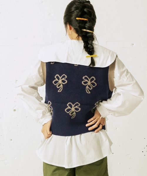 mikke（ミッケ）の「フラワーニットベスト（ベスト・レディース・ブラック/ネイビー/イエロー・FREE）」の5枚目の写真