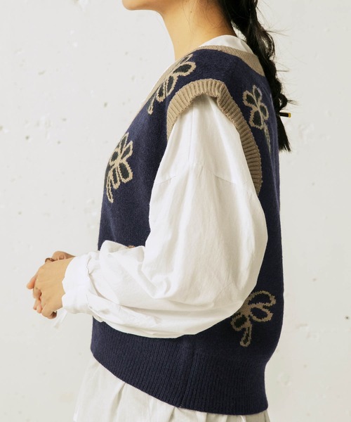 mikke（ミッケ）の「フラワーニットベスト（ベスト・レディース・ブラック/ネイビー/イエロー・FREE）」の6枚目の写真