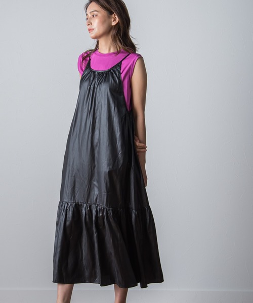 socolla(ソコラ)の「【socolla】レザー風ティアードキャミワンピース(ワンピース・レディース・ブラック/ブラウン・S/M)」の2枚目の写真