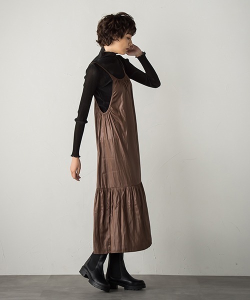 socolla(ソコラ)の「【socolla】レザー風ティアードキャミワンピース(ワンピース・レディース・ブラック/ブラウン・S/M)」の8枚目の写真