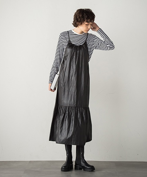 socolla(ソコラ)の「【socolla】レザー風ティアードキャミワンピース(ワンピース・レディース・ブラック/ブラウン・S/M)」の4枚目の写真