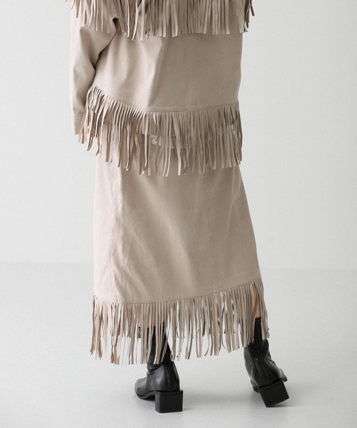 KBF(ケイビーエフ)の「フェイクスエードフリンジスカート(スカート・レディース・グリーン/ベージュ系その他/キャメル・ONE)」の2枚目の写真