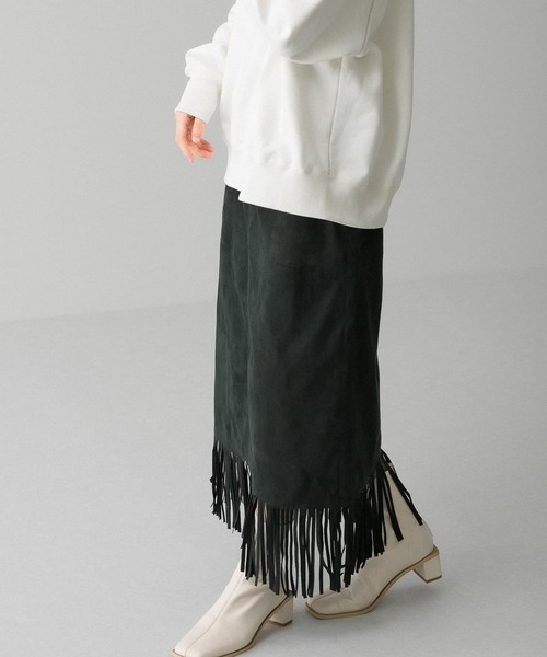 KBF(ケイビーエフ)の「フェイクスエードフリンジスカート(スカート・レディース・グリーン/ベージュ系その他/キャメル・ONE)」の3枚目の写真