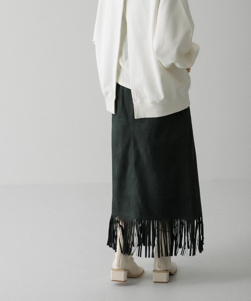 KBF(ケイビーエフ)の「フェイクスエードフリンジスカート(スカート・レディース・グリーン/ベージュ系その他/キャメル・ONE)」の5枚目の写真