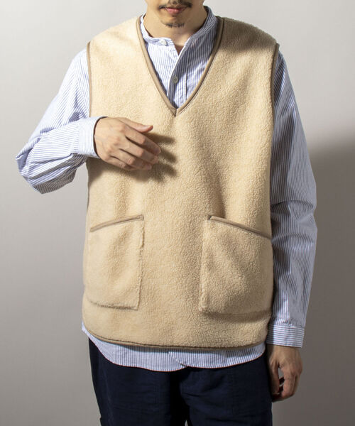 GLOSTER（グロスター）の「【GLOSTER/グロスター】パイピングボアベスト Vネックプルオーバー（ベスト・メンズ・オリーブ/キナリ/チャコールグレー・MEDIUM/LARGE）」の2枚目の写真
