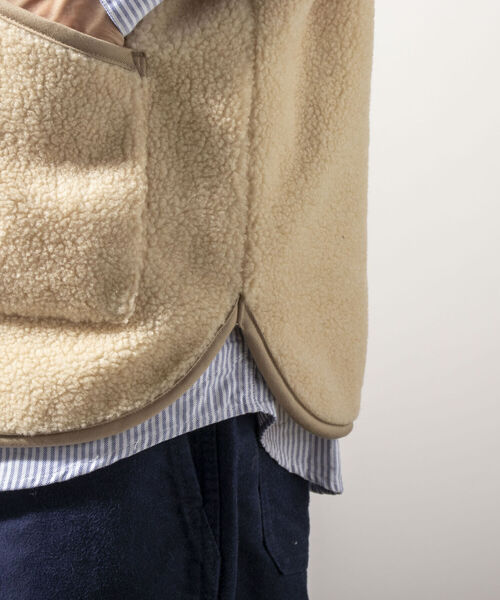 GLOSTER（グロスター）の「【GLOSTER/グロスター】パイピングボアベスト Vネックプルオーバー（ベスト・メンズ・オリーブ/キナリ/チャコールグレー・MEDIUM/LARGE）」の9枚目の写真