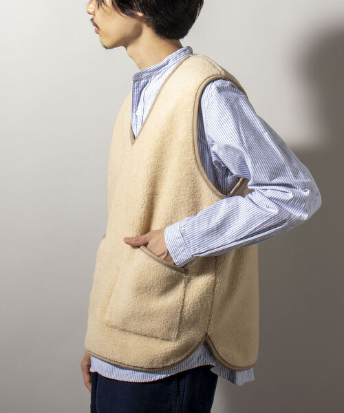 GLOSTER（グロスター）の「【GLOSTER/グロスター】パイピングボアベスト Vネックプルオーバー（ベスト・メンズ・オリーブ/キナリ/チャコールグレー・MEDIUM/LARGE）」の10枚目の写真