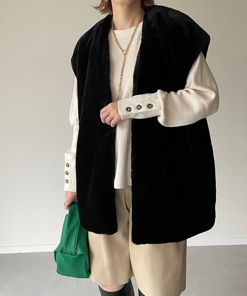 y/m by misato（イムバイミサト）の「フェイクファーノーカラージレ（ベスト・レディース・ブラック/アイボリー・FREE）」の2枚目の写真