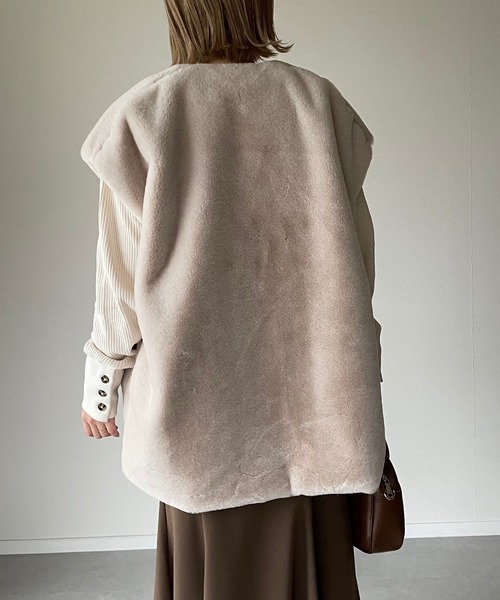 y/m by misato（イムバイミサト）の「フェイクファーノーカラージレ（ベスト・レディース・ブラック/アイボリー・FREE）」の7枚目の写真