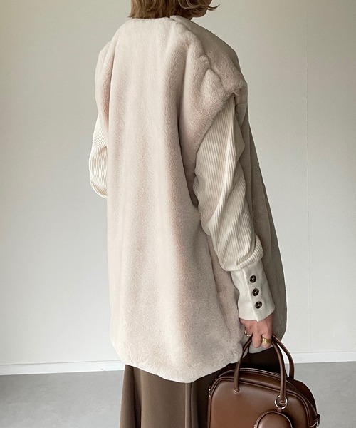 y/m by misato（イムバイミサト）の「フェイクファーノーカラージレ（ベスト・レディース・ブラック/アイボリー・FREE）」の6枚目の写真