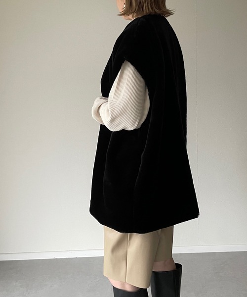 y/m by misato（イムバイミサト）の「フェイクファーノーカラージレ（ベスト・レディース・ブラック/アイボリー・FREE）」の4枚目の写真