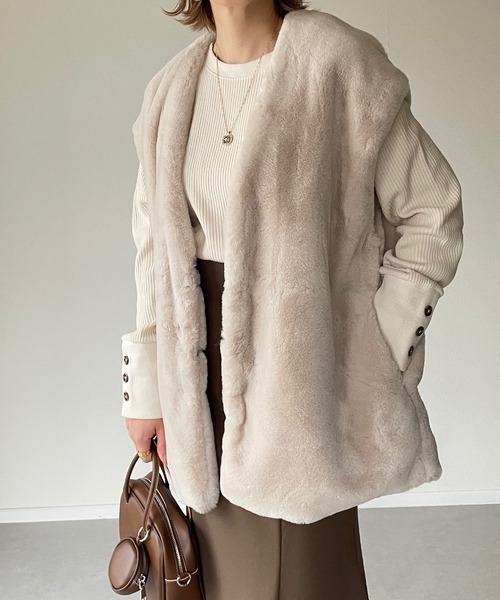 y/m by misato（イムバイミサト）の「フェイクファーノーカラージレ（ベスト・レディース・ブラック/アイボリー・FREE）」の3枚目の写真