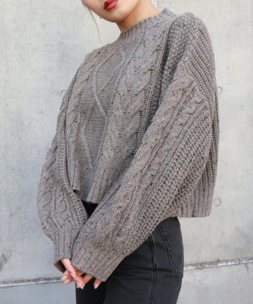 FIG&VIPER（フィグアンドバイパー）の「MIXケーブルクロップTOP（ニット/セーター・レディース・ホワイト/グレー・FREE）」の2枚目の写真