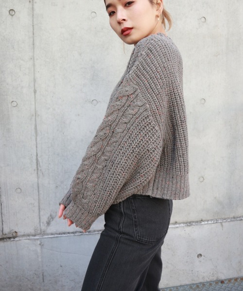 FIG&VIPER（フィグアンドバイパー）の「MIXケーブルクロップTOP（ニット/セーター・レディース・ホワイト/グレー・FREE）」の12枚目の写真