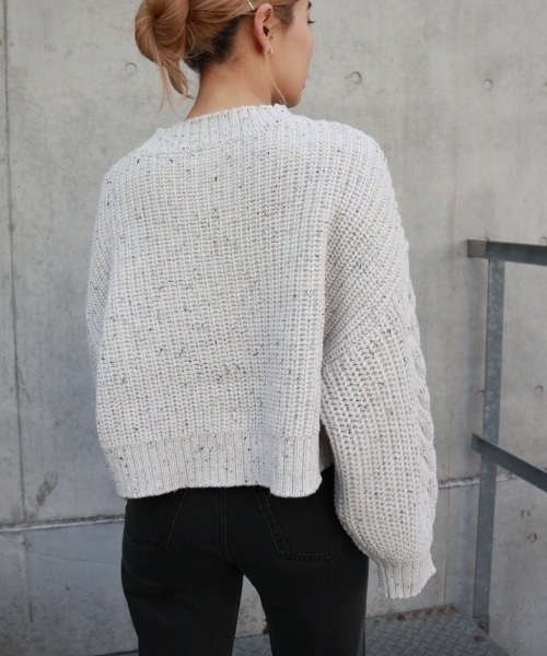 FIG&VIPER（フィグアンドバイパー）の「MIXケーブルクロップTOP（ニット/セーター・レディース・ホワイト/グレー・FREE）」の8枚目の写真