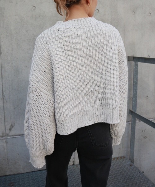 FIG&VIPER（フィグアンドバイパー）の「MIXケーブルクロップTOP（ニット/セーター・レディース・ホワイト/グレー・FREE）」の7枚目の写真