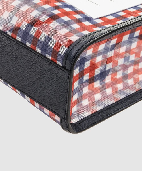 THOM BROWNE（トムブラウン）の「SMALL PAPER LABEL TOTE W/ RWB HANDLES IN GINGHAM PRINTED MESH（トートバッグ・メンズ・チェック・ONE SIZE）」の2枚目の写真
