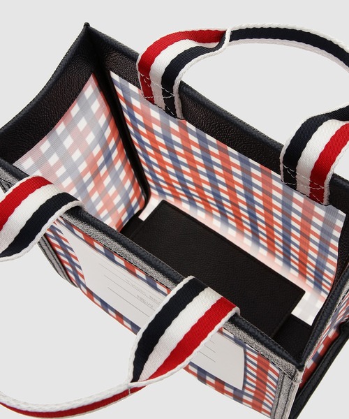 THOM BROWNE（トムブラウン）の「SMALL PAPER LABEL TOTE W/ RWB HANDLES IN GINGHAM PRINTED MESH（トートバッグ・メンズ・チェック・ONE SIZE）」の4枚目の写真