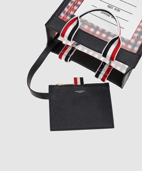 THOM BROWNE（トムブラウン）の「SMALL PAPER LABEL TOTE W/ RWB HANDLES IN GINGHAM PRINTED MESH（トートバッグ・メンズ・チェック・ONE SIZE）」の5枚目の写真